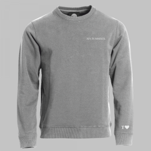 Sweater met gepersonaliseerde datum in Romeinse cijfers en hartje met letter op de mouw