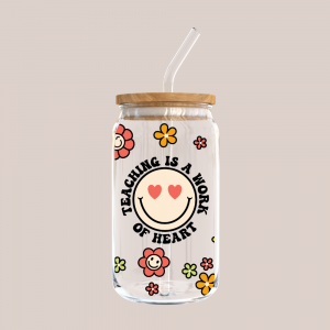 Glas met houten dop en rietje: Teaching is a work of heart